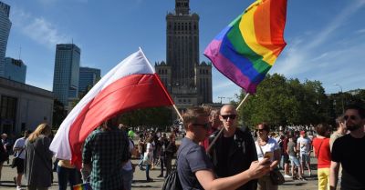 90% Polaków za związkami partnerskimi kobiety i mężczyzny, 52% też dla par tej samej płci