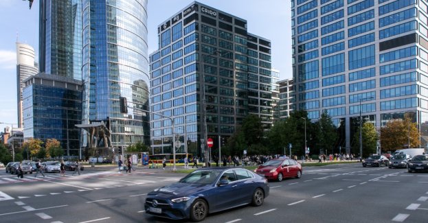 Wyzwań związanych z cyfryzacją jest coraz więcej. Cyberbezpieczeństwo, konfiguracja infrastruktury chmurowej czy nadążanie za trendami AI to zadania, z którymi zmaga się każda nowoczesna firma. Jednoczesny niedobór ekspertów IT sprawia, że przedsiębiorstwa mogą mieć problem z niezakłóconym rozwojem. Przedstawicielom sektora mikro, małych i średnich firm w uzupełnieniu firmowych luk oraz we wdrażaniu innowacyjnych rozwiązań mogą pomóc eksperci dostępni w Europejskich Centrach Innowacji Cyfrowych - EDIH. Współpraca z EDIH jest finansowana z Funduszy Europejskich dla Nowoczesnej Gospodarki (FENG) oraz programu Komisji Europejskiej Cyfrowa Europa. Wsparcie dla EDIH na realizację usług dla firm przekazywane jest za pośrednictwem Polskiej Agencji Rozwoju Przedsiębiorczości (PARP).